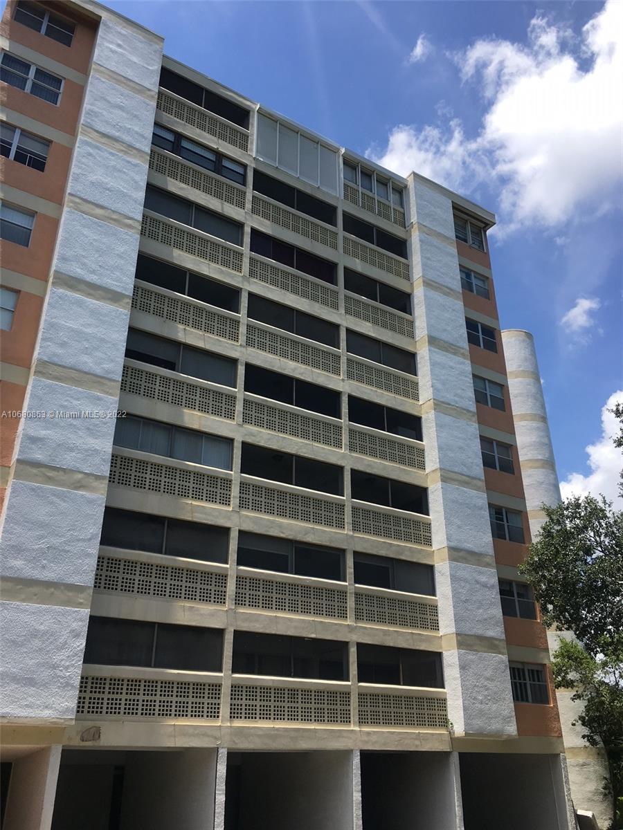 BEAUTIFULLY REMODELED CONDO! GREAT INVESTMENT OPPORTUNITY OR PRIMARY HOUSEHOLD! NO SHORT SALE OR REO!! no AGE RESTRICTIONS!! LOW HOA FEES! MANY COMMUNITY AMENITIES. . To show property click on show assist. Seller to choose closing agent buyer to pay for owners policy.