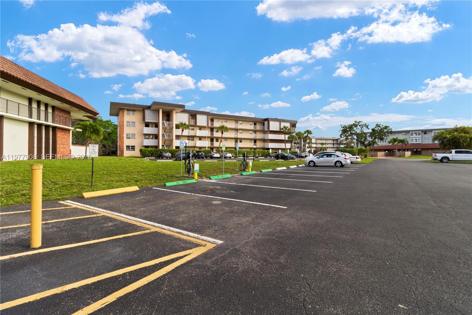 LAUDERDALE OAKS CONDO XV - Residential