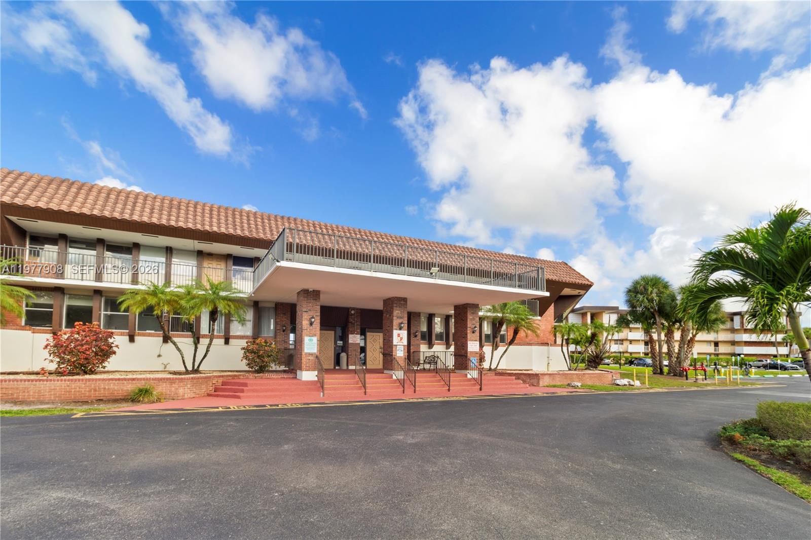 LAUDERDALE OAKS CONDO XV - Residential