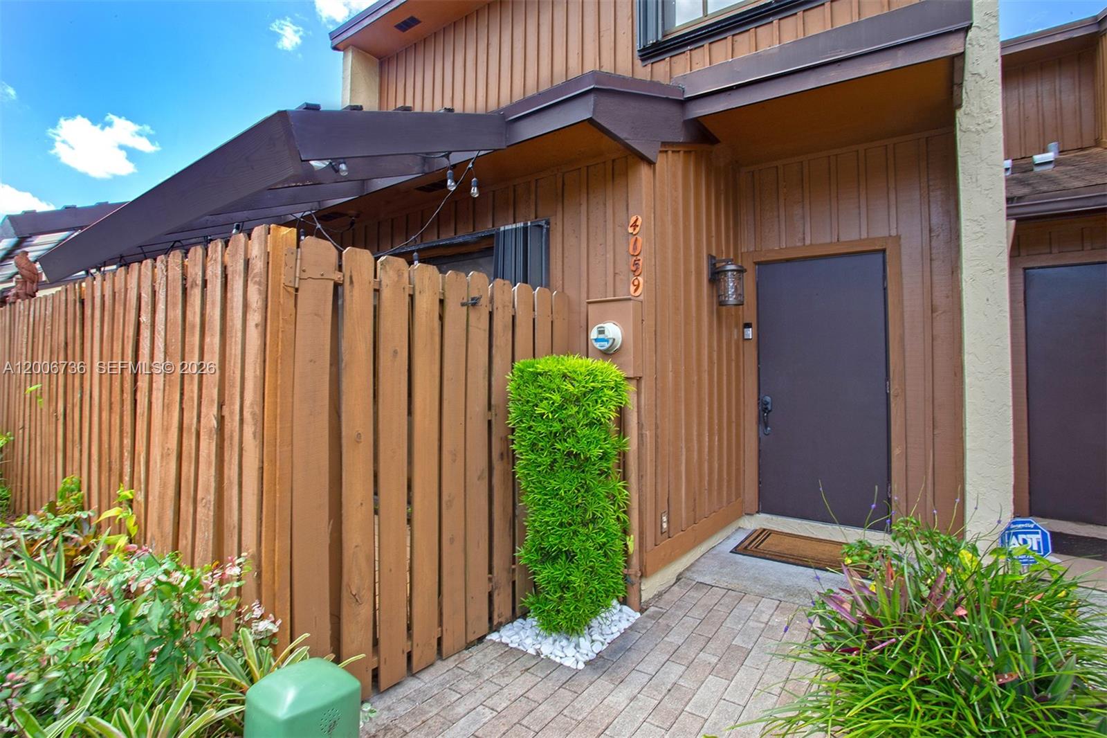 PINE ISLAND LAKES TOWNHOM - Residential