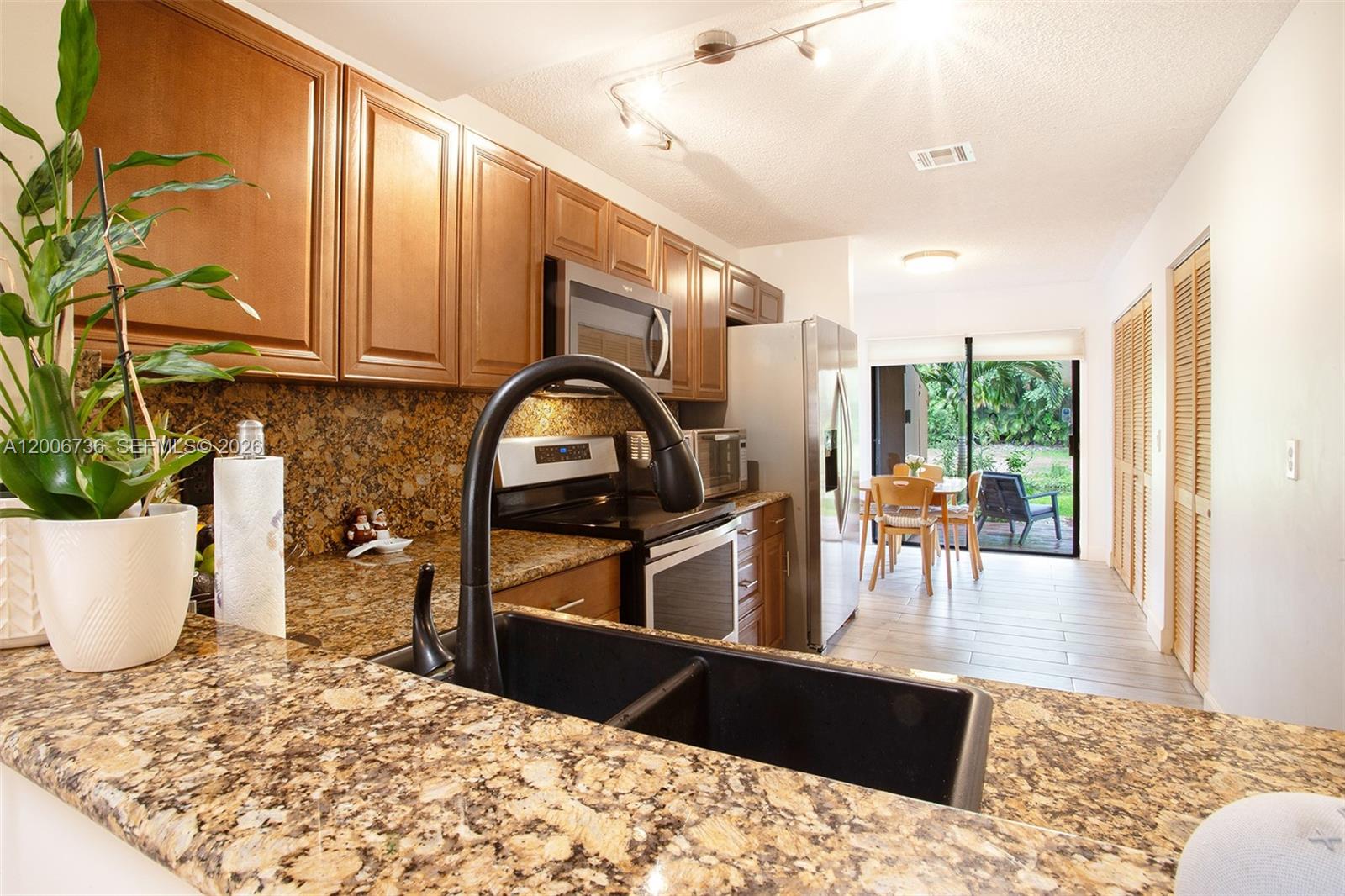 PINE ISLAND LAKES TOWNHOM - Residential