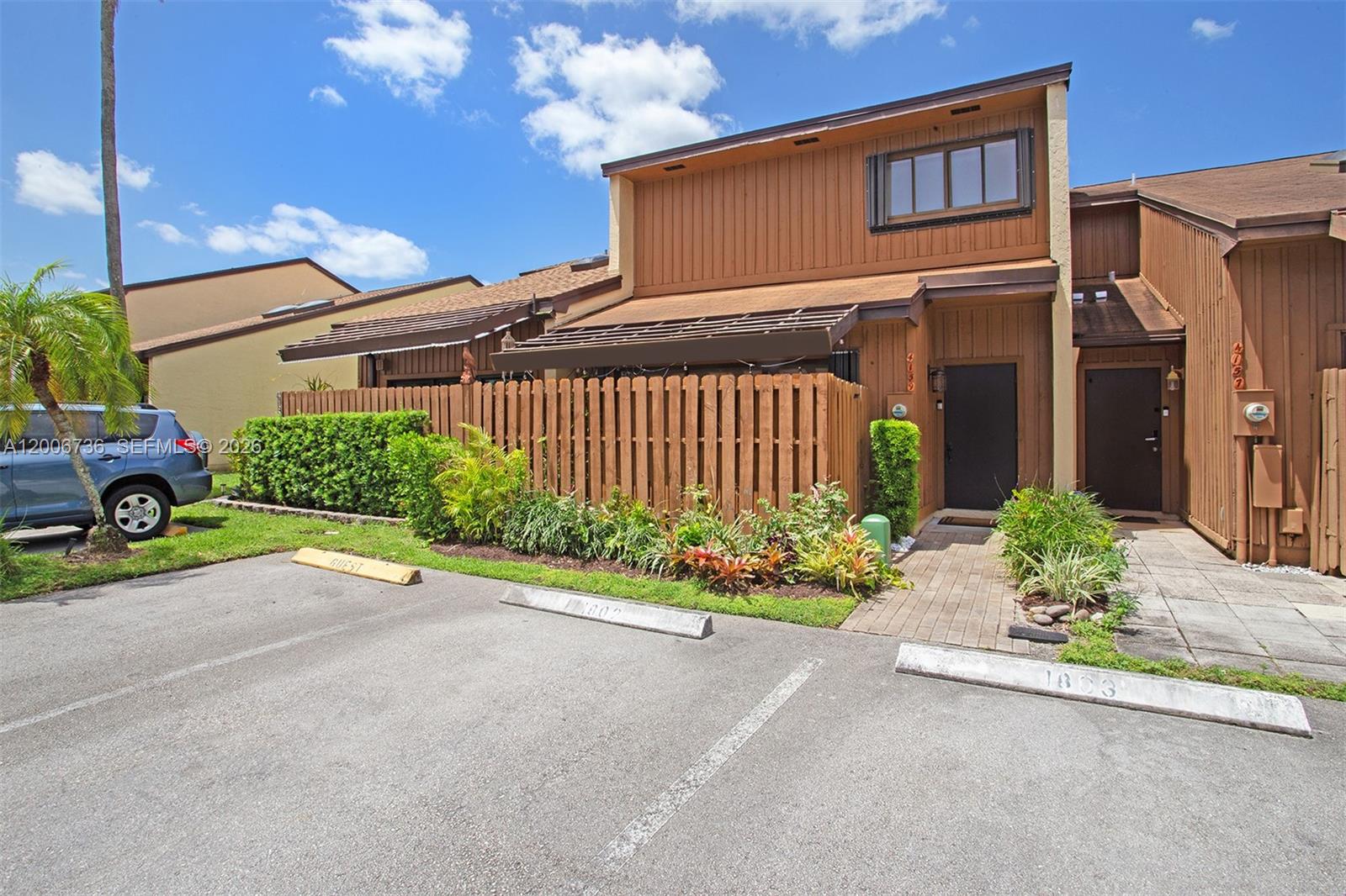 PINE ISLAND LAKES TOWNHOM - Residential