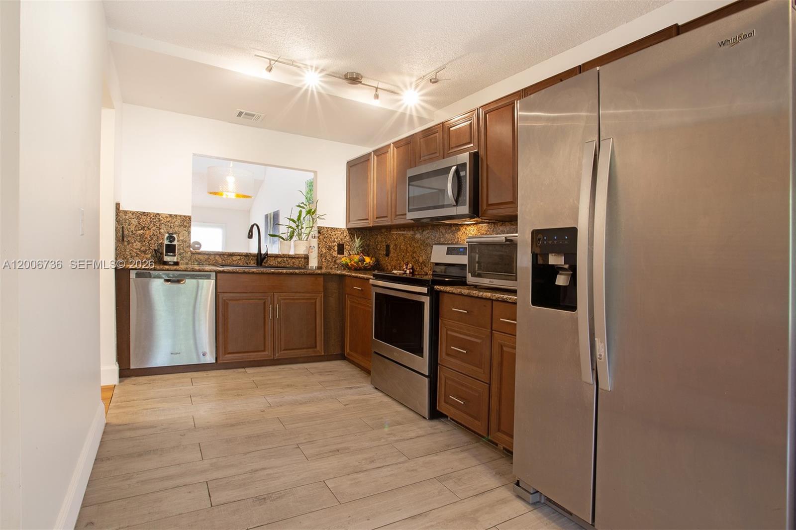 PINE ISLAND LAKES TOWNHOM - Residential