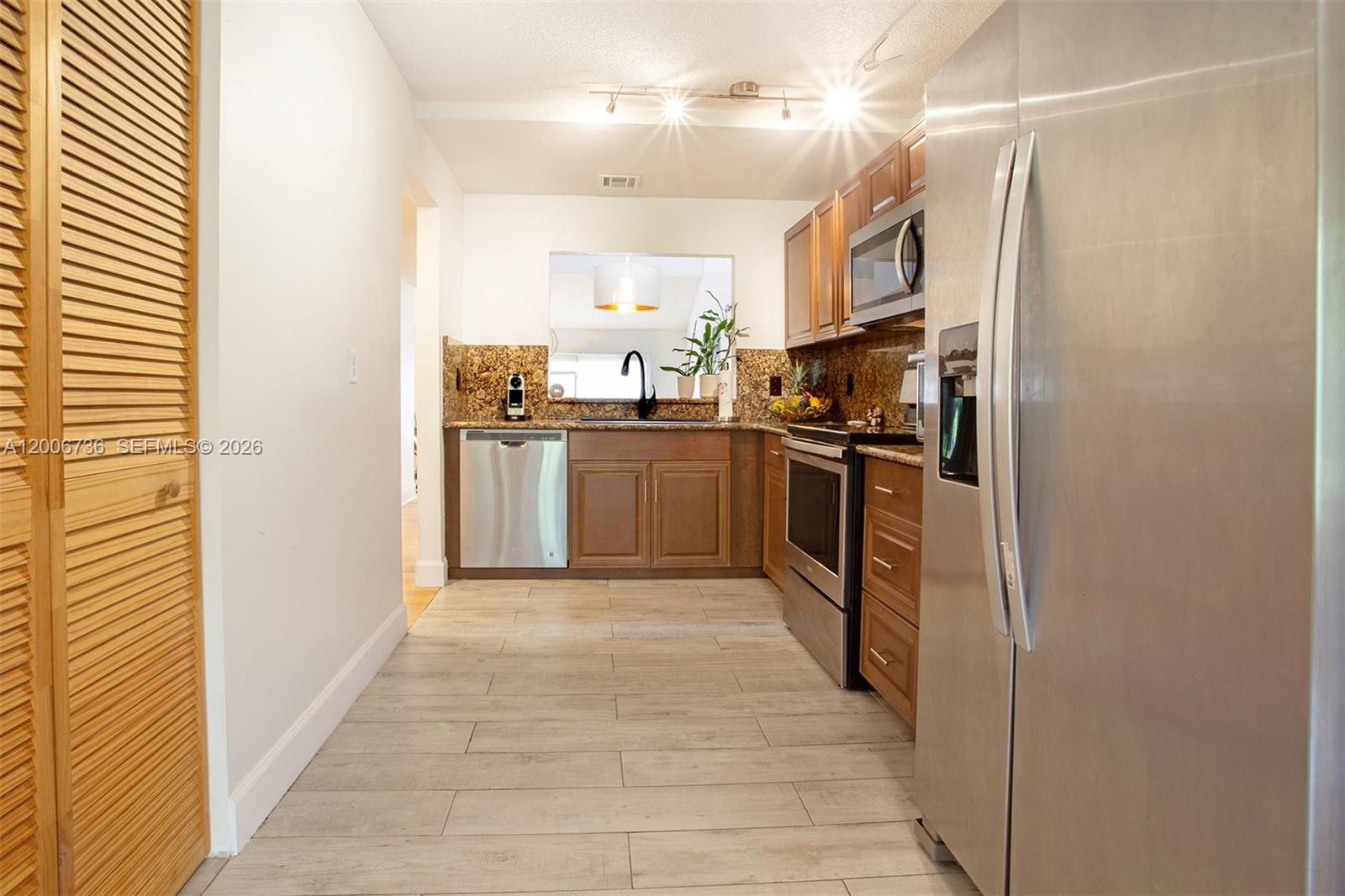 PINE ISLAND LAKES TOWNHOM - Residential