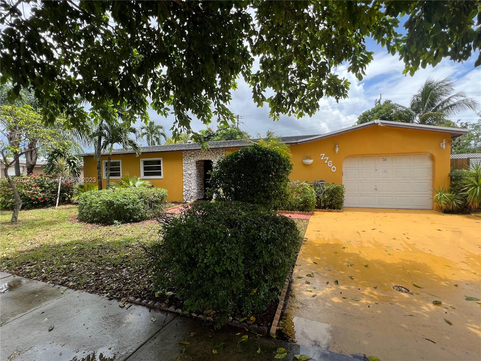 Location!!!!!! NEW IN MARKET! Excellent property for INVESTORS. Close to Shopping Centers, Main Roads, Highways and Great Schools. 4-2 / pool / 5 YEARS OLD ROOF. NO ASSOCIATION