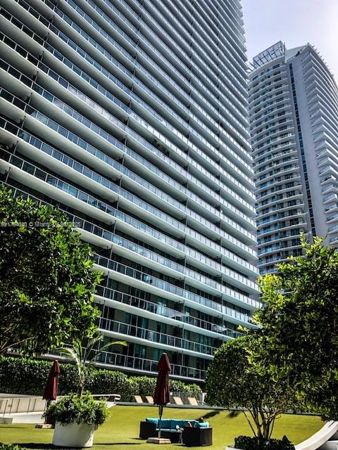 Beautiful apartment for lease 1 Bed 1 Bath in perefect condition with an excellent view of the pool. The floor is new, Stainless steel appliances, ceramica Kichen, washer and Dryer inside in the Unit. At the Axis on Brickell, A feww blocks from the mall Brickell City Center, many restaurants, Supermarkers in the area. Only a blocked to the Metro Mover Station. The condo has Excellents amenities, gym, playroom, lounge room, two fantastic swimming pools, security, valet parking, The unit has an assigned parking.Tenant must also pay $500 common area refundable deposito the association.