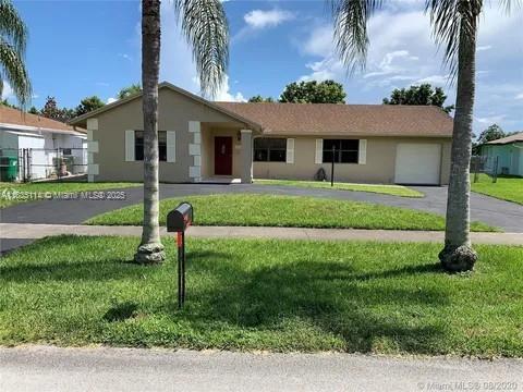 Lovely 4/2 in west Davie. Has some updating! Has a pool and sits on a pretty lake. Showings are on Tuesday, Saturday and Sunday only between 12-5 due to tenants.