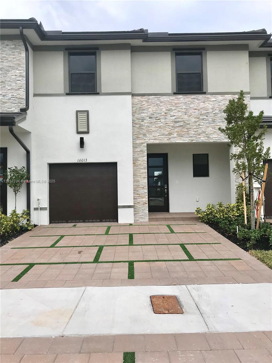 16013 Nw 91 Ct, Miami Lakes, Miami-Dade County, Florida - 3 Bedrooms  
3 Bathrooms - 