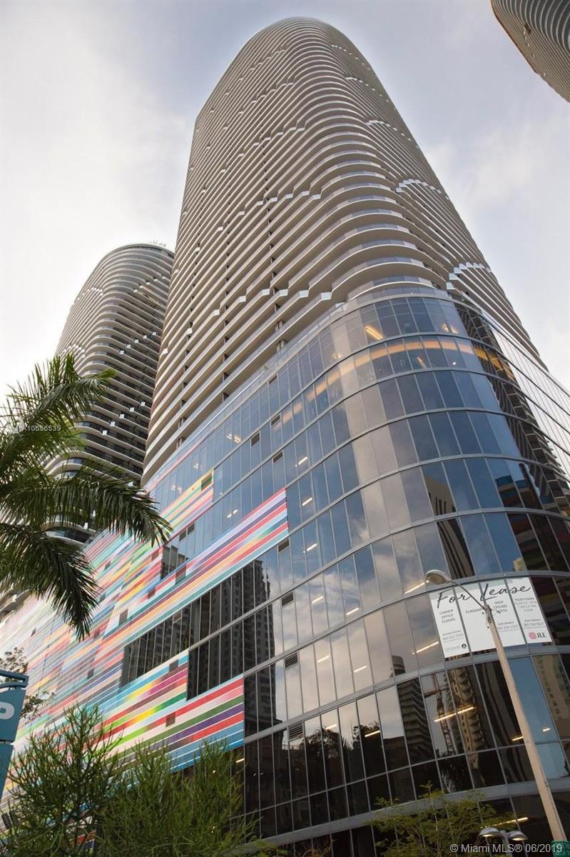 Beautiful unit 1 Bed 1.5 Baths plus Den with amazing city views and Miami River at the very desired Brickell Heights. Plenty of amazing amenities including a rooftop pool. Best location in Brickell between Mary Brickell Village and Brickell Citicentre.