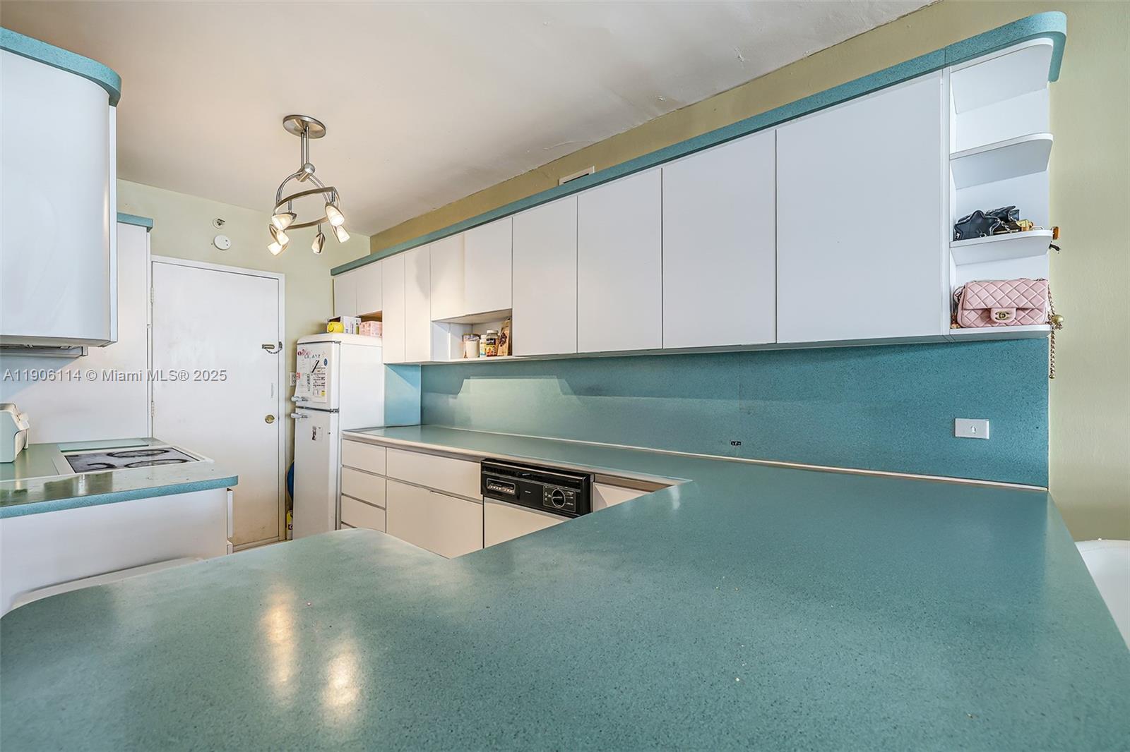 THE DECOPLAGE CONDO - Residential