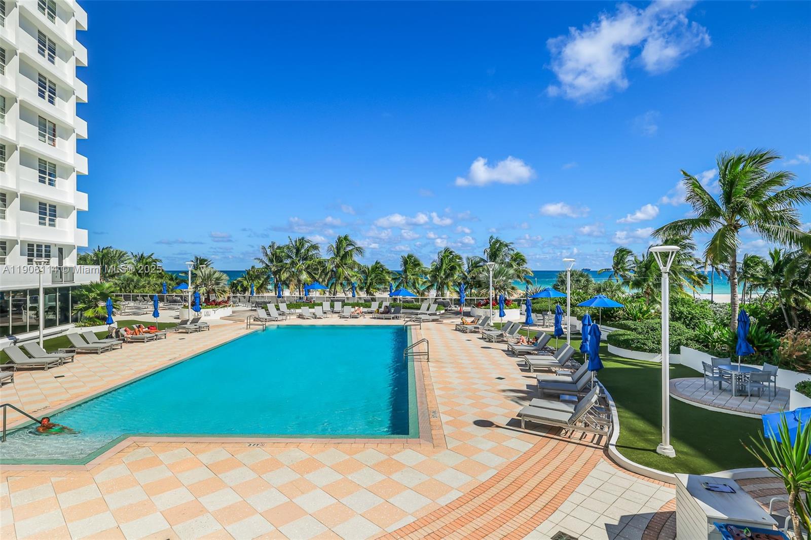 THE DECOPLAGE CONDO - Residential