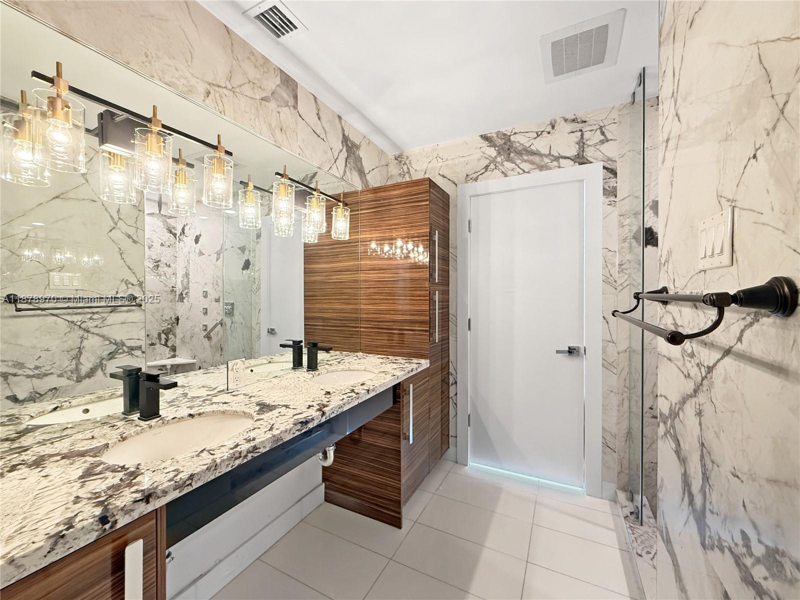 PARAMOUNT BAY CONDO - Residential