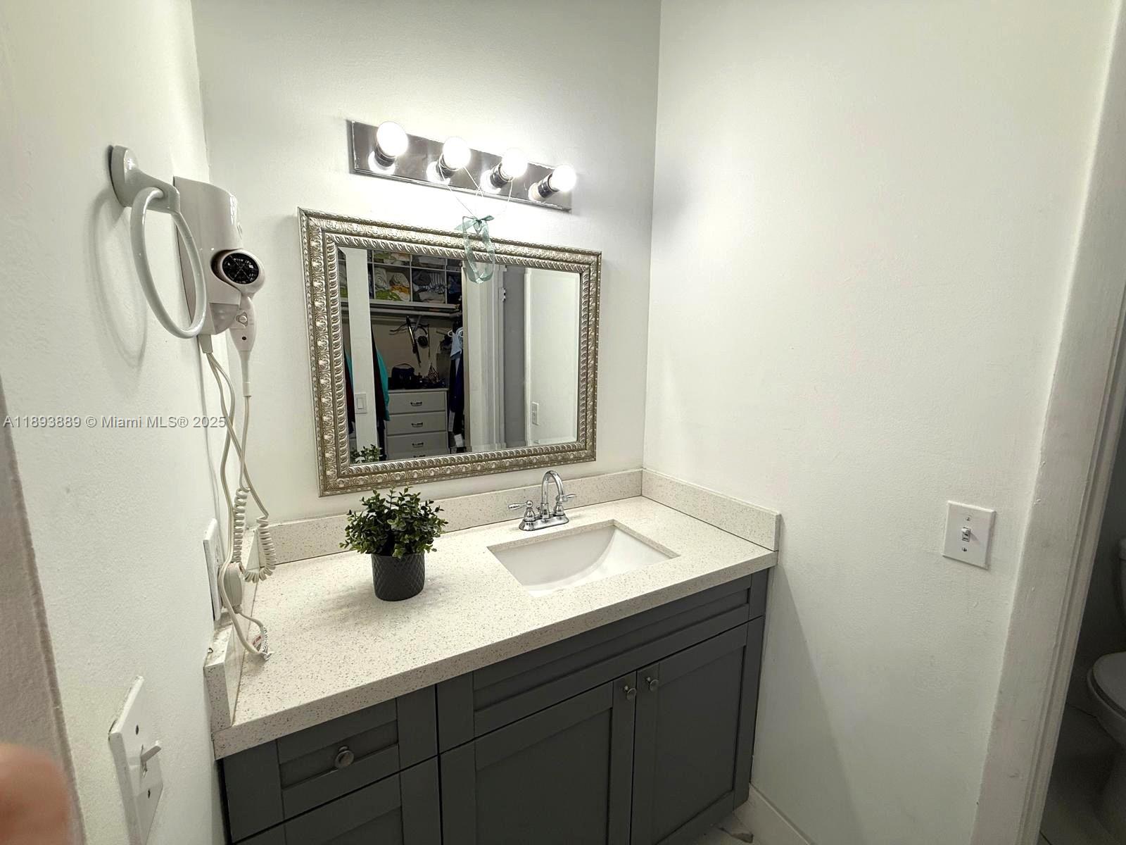 LAMBIANCE TOWNHOMES KENDA - Residential