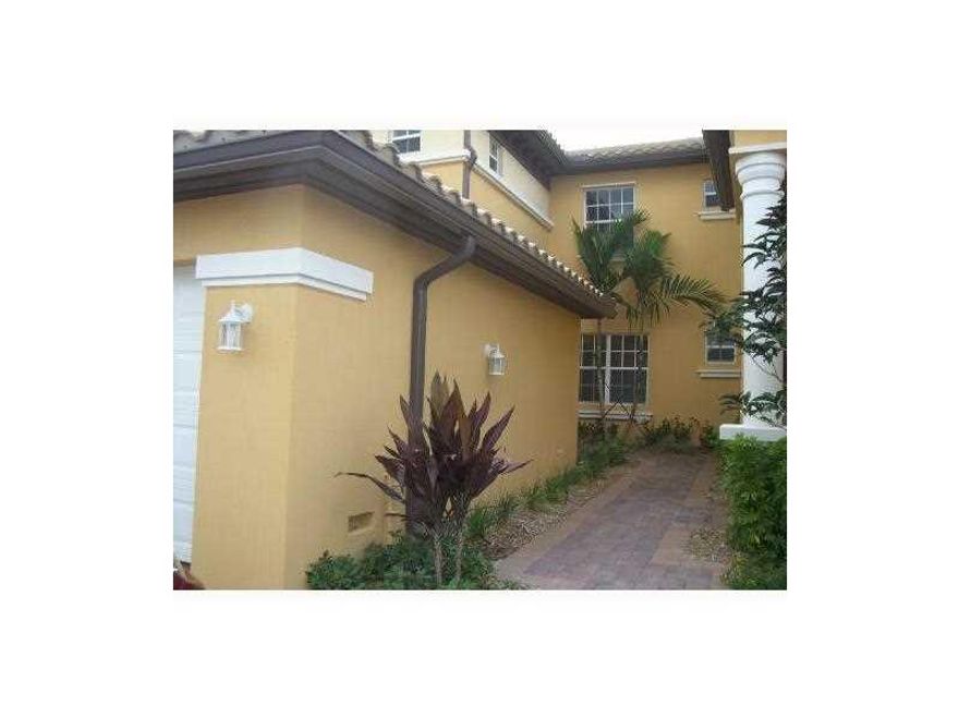 GROUND FLOOR 3 BEDROOM AND 2 BATH COACH HOME WITH SCREENED PATIO OVER LOOKING WIDE LAKE. OPEN KITCHEN.  ENJOY RESORT STYLE LIVING WITH ALL HERON BAY AMENITIES INCLUDED. LOCATED AROUND GOLF CLUB. A RATED  PARKLAND SCHOOL SYSTEM.