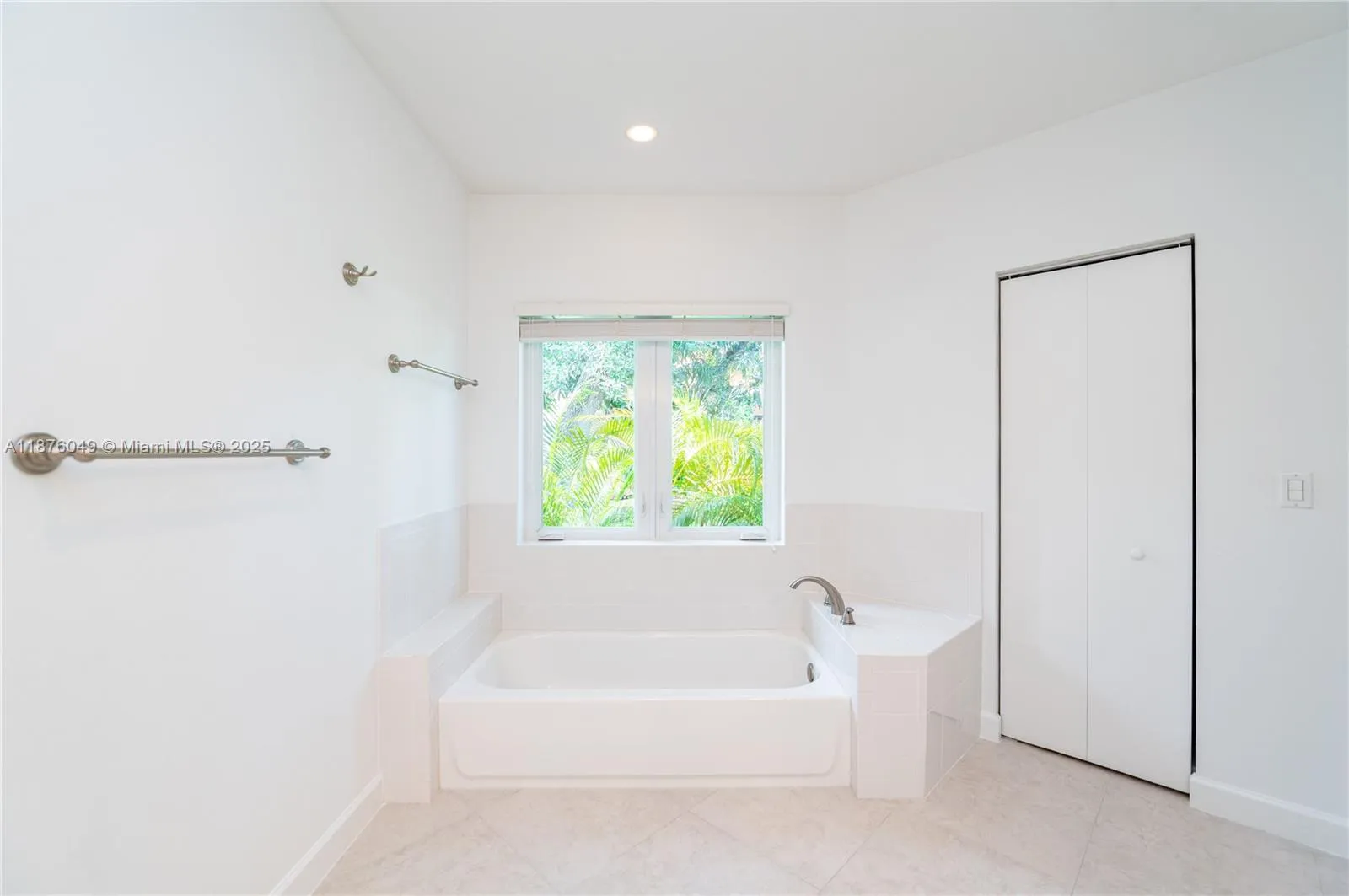 Coral Gables, Florida 33134, United States, 5 Bedrooms Bedrooms, ,4 BathroomsBathrooms,Residential,Active,216302