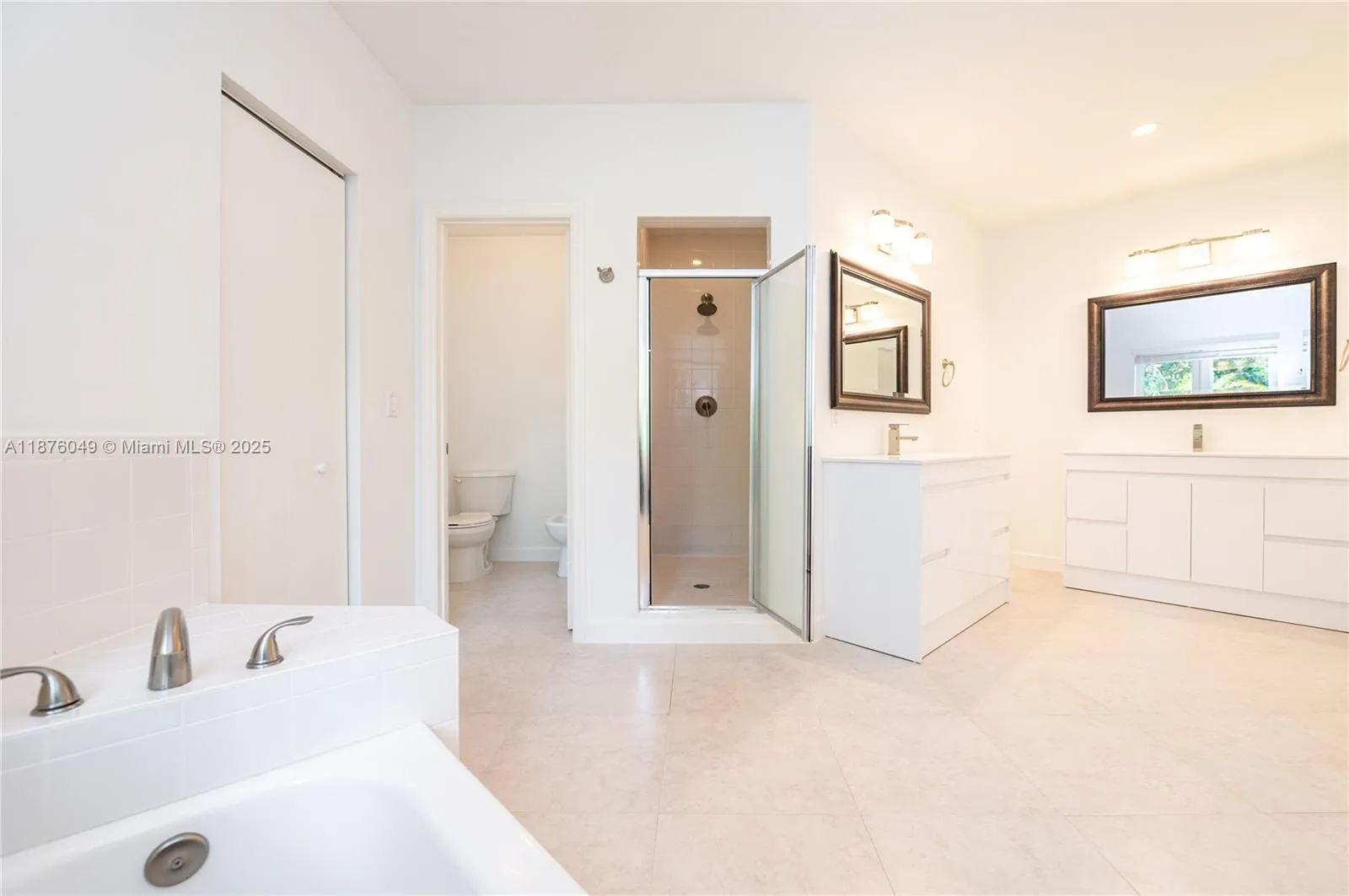 Coral Gables, Florida 33134, United States, 5 Bedrooms Bedrooms, ,4 BathroomsBathrooms,Residential,Active,216302