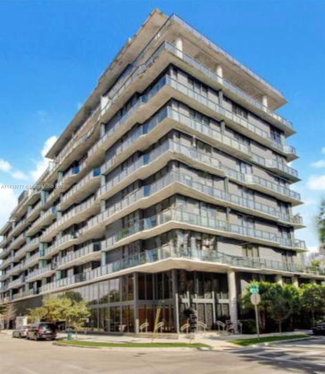 Cozy 1/1 brand new unit, excellent location, steps away from supermarket and restaurants.
24hrs lobby attended and security. Located in quite area !