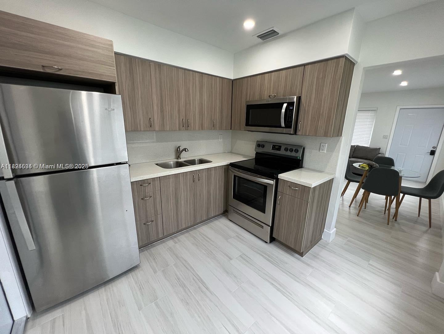 1910 Thomas St 2, Hollywood, Broward County, Florida - 2 Bedrooms  
1 Bathrooms - 
