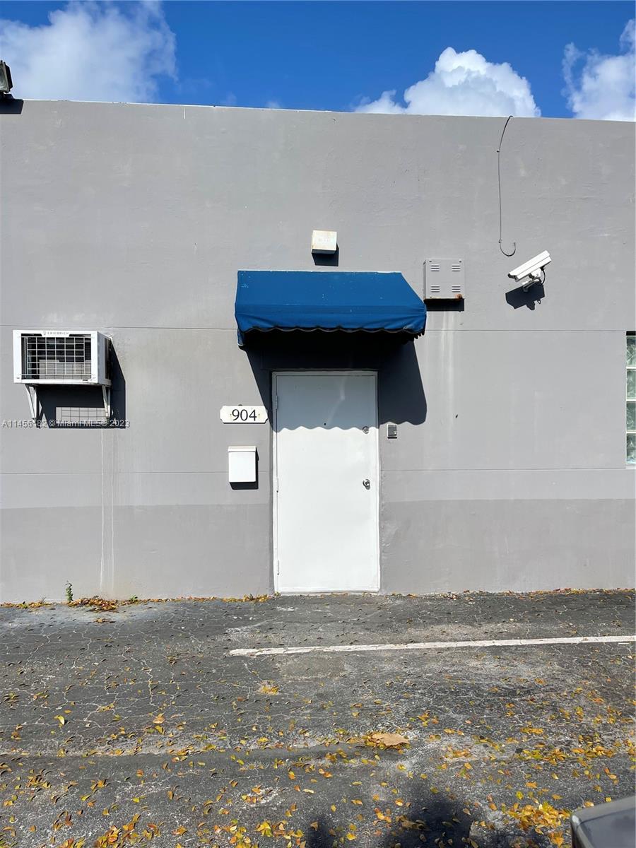 GREAT LOCATION!!! EAST OF I95 CLOSE TO FT. LAUDERDALE AIRPORT AND PORT. SPACE THAT CAN BE USED FOR OFFICE, STORAGE, RETAIL, AND OTHER POSSIBILITIES. TENANT RESPONSIBLE FOR RENT + 6.5% SALES TAX + UTILITIES + INSURANCE.