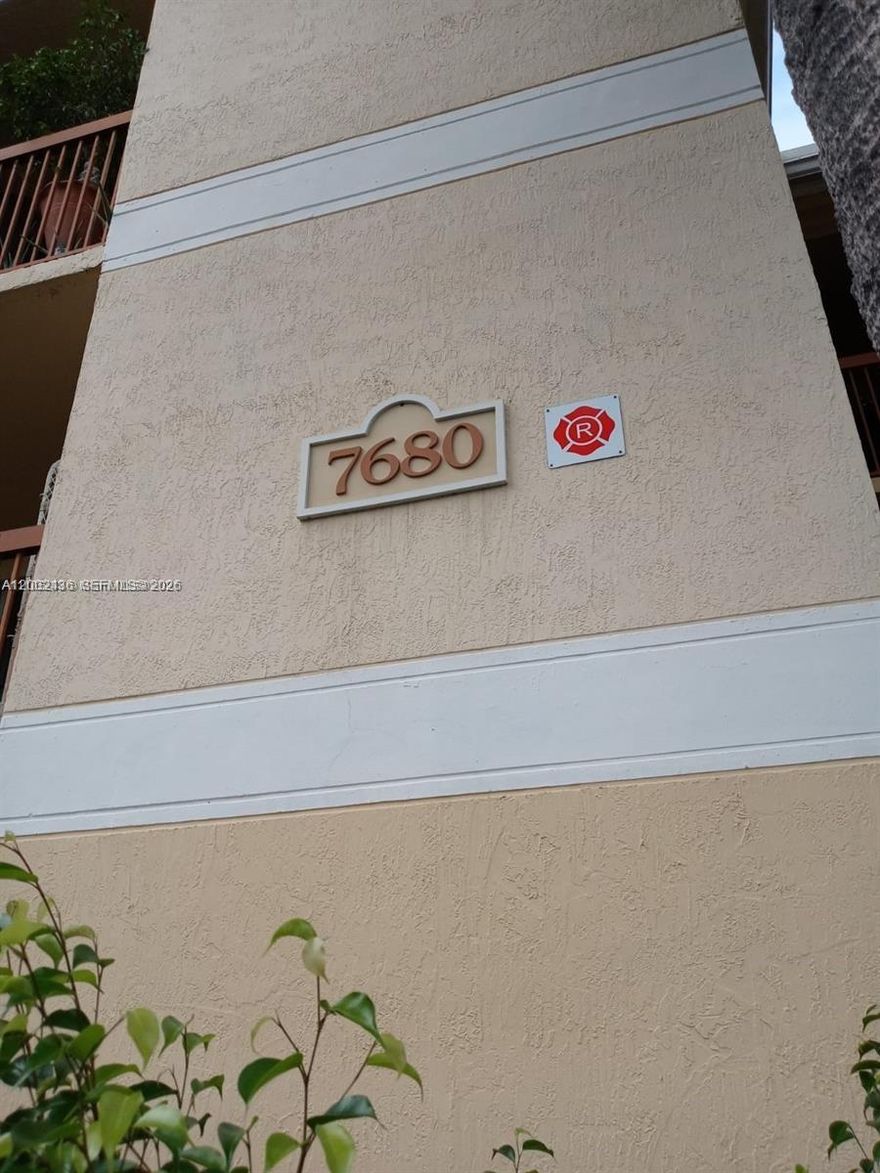 NICE UNIT IN SOUTH PALM PLACE, QUIET NEIGHBORHOOD, NEAR SHOPPING AREAS, FREEWAYS, ETC. COMMUNITY OFFERS MANY AMENITIES, SUCH AS POOL. , CLUBHOUSE, FITNESS CENTER, REC AREAS, LAKES, ETC. WASHER AND DRYER IN THE UNIT. READ BROKER REMARKS FOR SHOWINGS AND WHERE TO SEND OFFERS!!! UNIT IS TENANT OCCUPIED! READ BROKER REMARKS!!