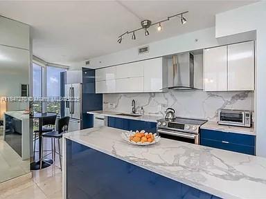 4775 Collins Ave 2105