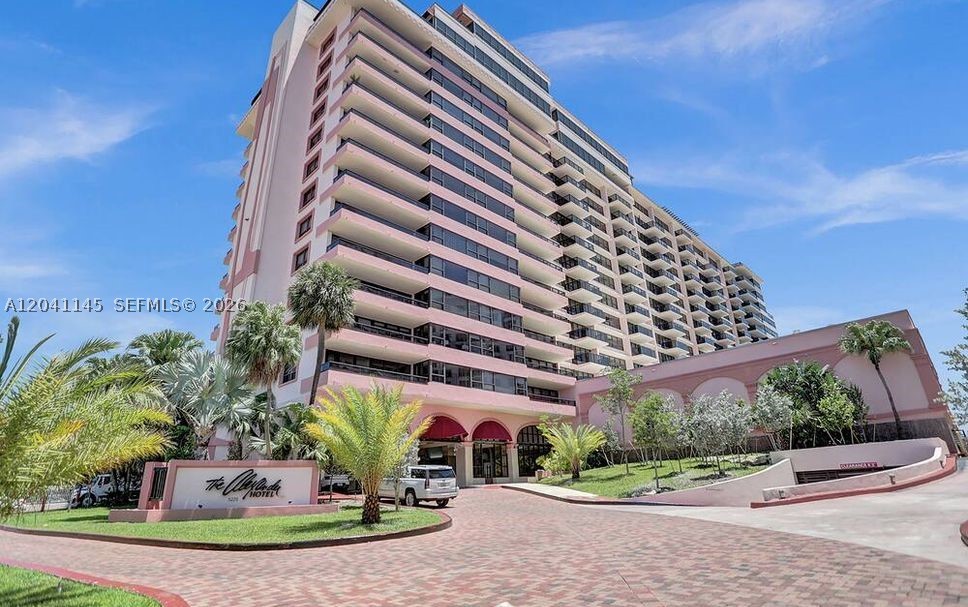 5225 Collins Ave 914