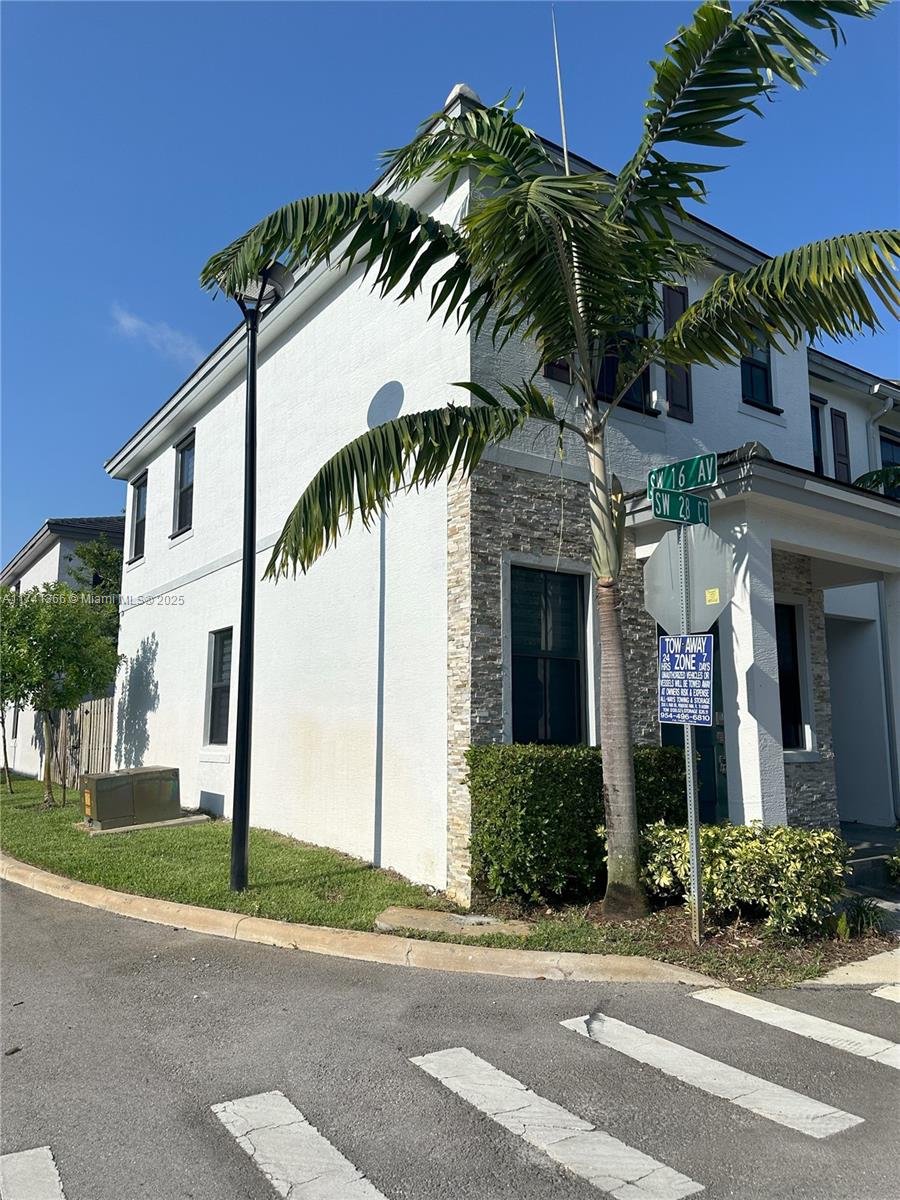 Rental Property at 1602 Sw 28th Ct 1602, Fort Lauderdale, Broward County, Florida - Bedrooms: 3 
Bathrooms: 3  - $3,200 MO.