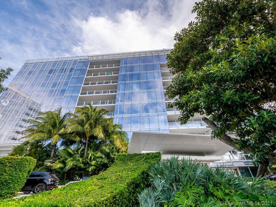 Enjoy the unparalleled Four Seasons lifestyle in this spectacular five bedroom, six bathroom residence. Private pool with expansive terrace overlooking breathtaking views of the Atlantic Ocean. Extraordinary finishes. Experience all the benefits of the Four Seasons services, including 24-hour concierge, 2 restaurants, shops and more.