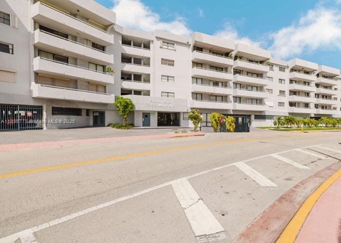 Great location! Walking distance to the beach. Property is sold as-is , with no
contingencies or inspections. No viewings allowed. Please do not disturb the
occupants.All offers must be submitted in Hubzu