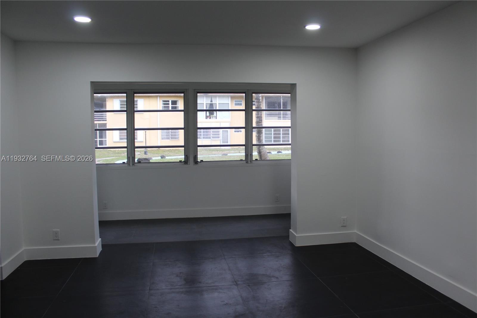 OAK HILLS CONDO NO V - Residential