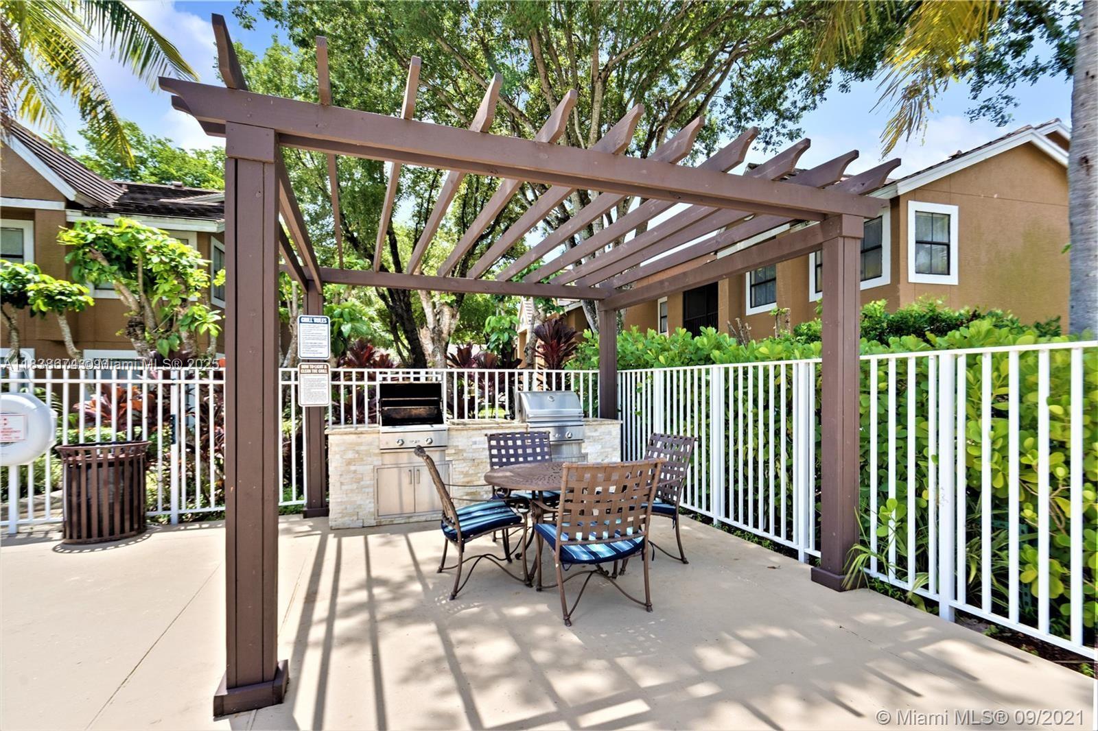 VISTA LAGO AT THE HAMMOCK - Residential