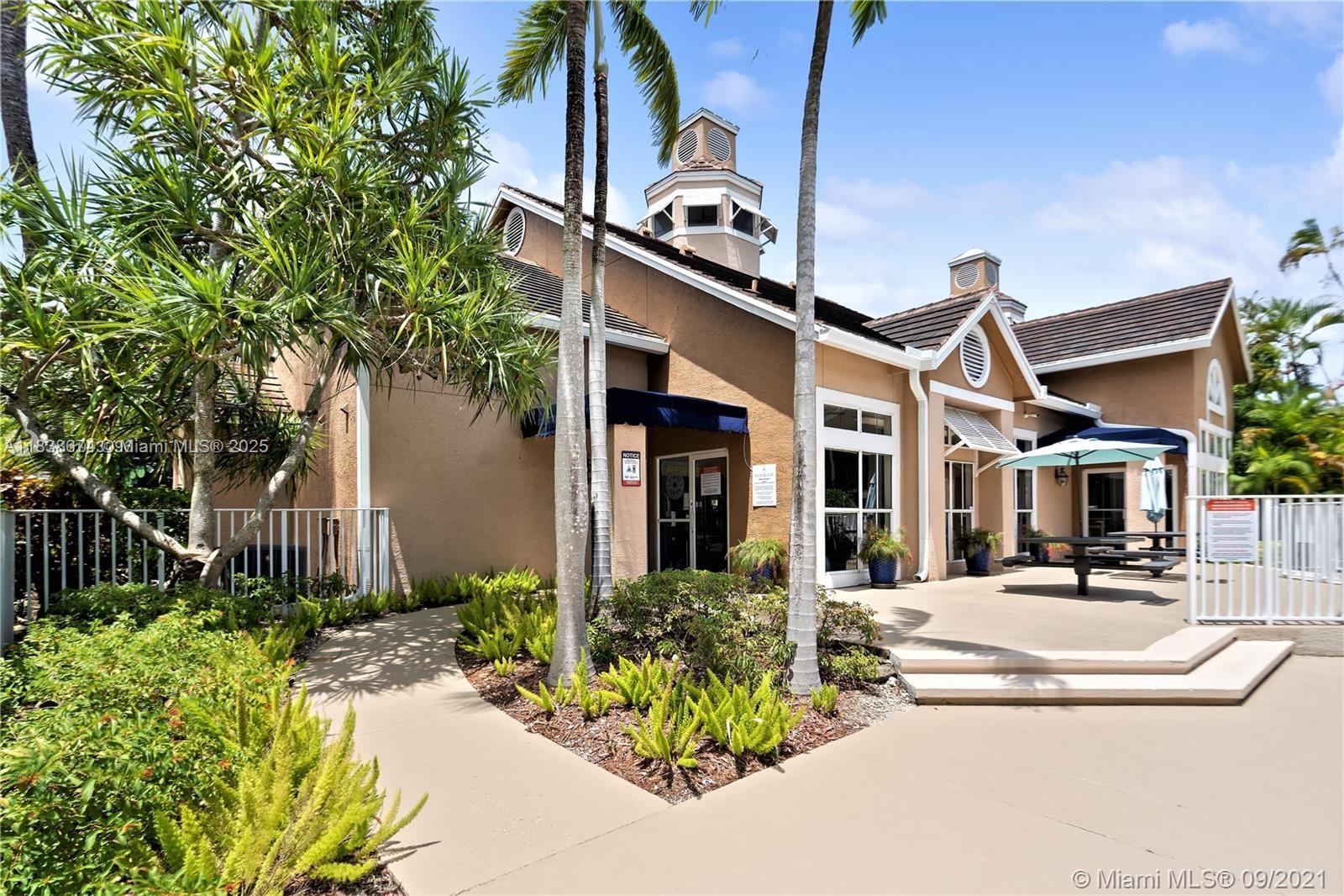 VISTA LAGO AT THE HAMMOCK - Residential