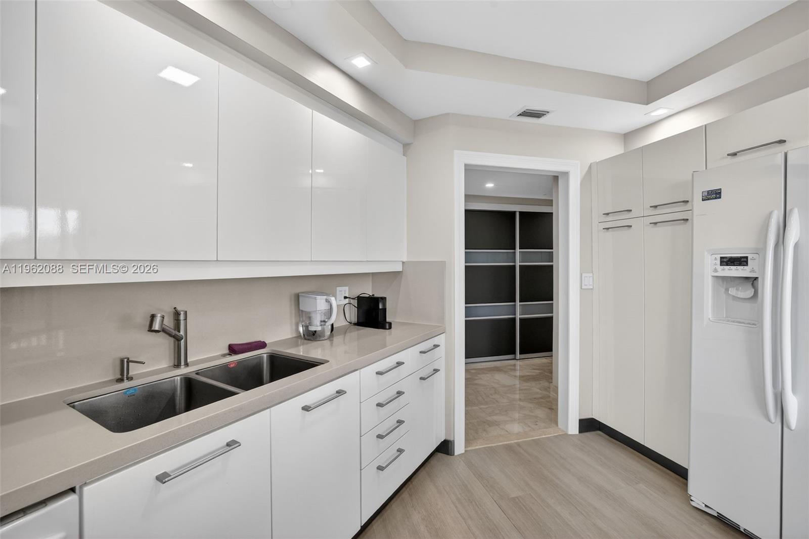 2000 ISL BLVD WILLIAMS IS - Residential Lease
