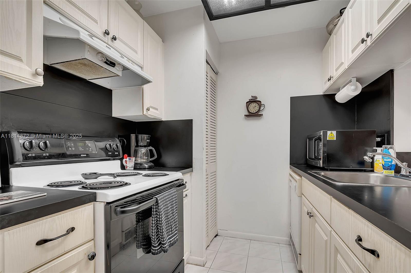 BANYAN TREE FIVE CONDO - Residential