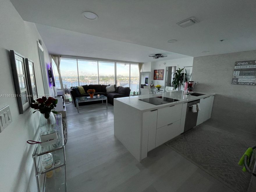 Spacious 2/2 with unobstructed view of the bay. Split floor plan with large windows to let in light and enjoy the amazing views of the city and Biscayne Bay. Large balcony running the length of the unit. Unit is remodeled with stainless steel appliances and stackable washer and dryer. Community offers 24-hour security, full gym, resort-style swimming pool, Spa, grilling areas and other amenities. Cafeteria, convenience store, salon, and more on the ground floor. Close to good schools, restaurants, shopping and the beach. Great for living year-round or can be rented for a minimum of 6-month. Vacant and easy to show. Text LA to schedule your showing.