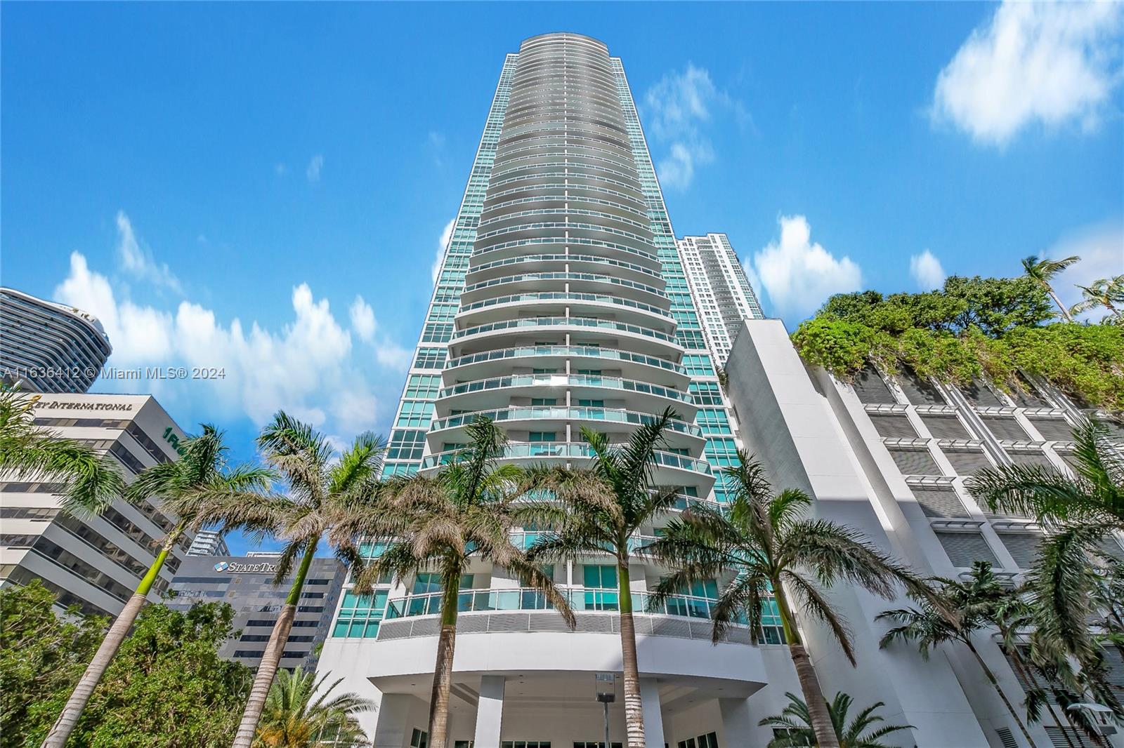 Spacious 1 bedroom and 1 Bath Condo at The Plaza in central Brickell. , warm wood vinyl floors, no carpet. Plenty of natural light with floor to ceiling glass windows. Black granite counter tops, wooden kitchen cabinets and stainless steel appliances. This modern building has 2 swimming pools, jacuzzi, gym, sauna, theater room, concierge service, pick up dry clean services, valet parking, reception area for parties & business center.