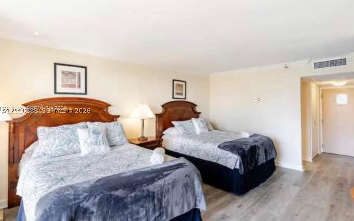 19201 Collins Ave 733