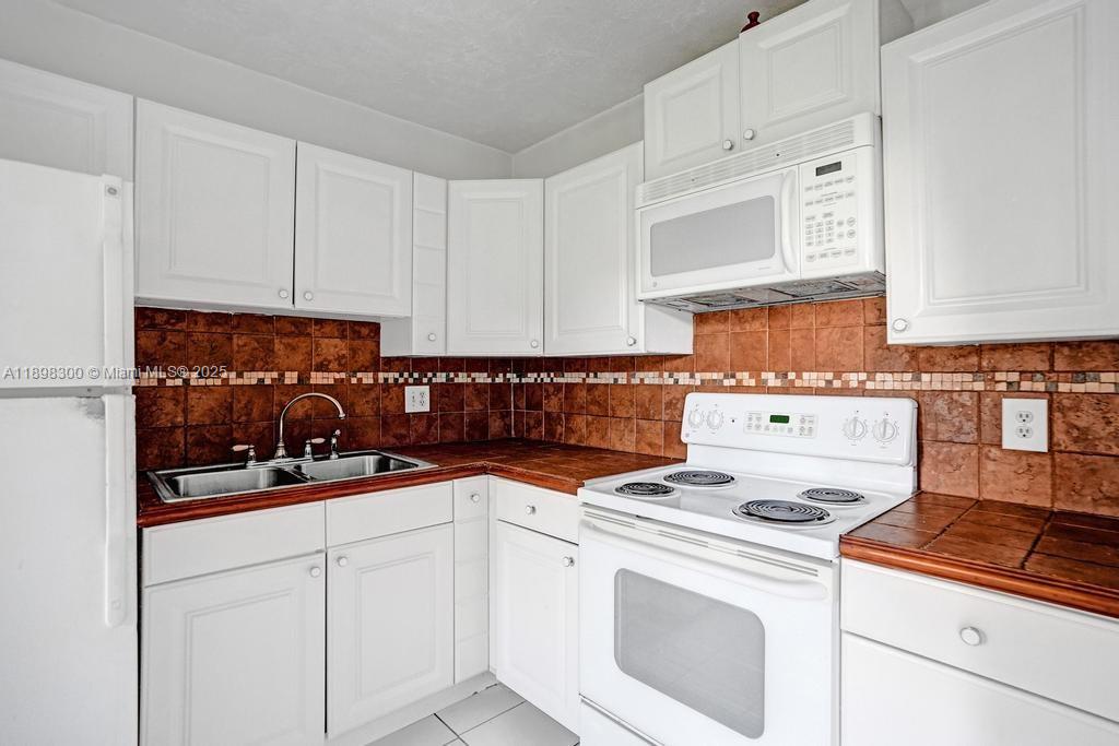 APPLE CREEK - Residential Lease