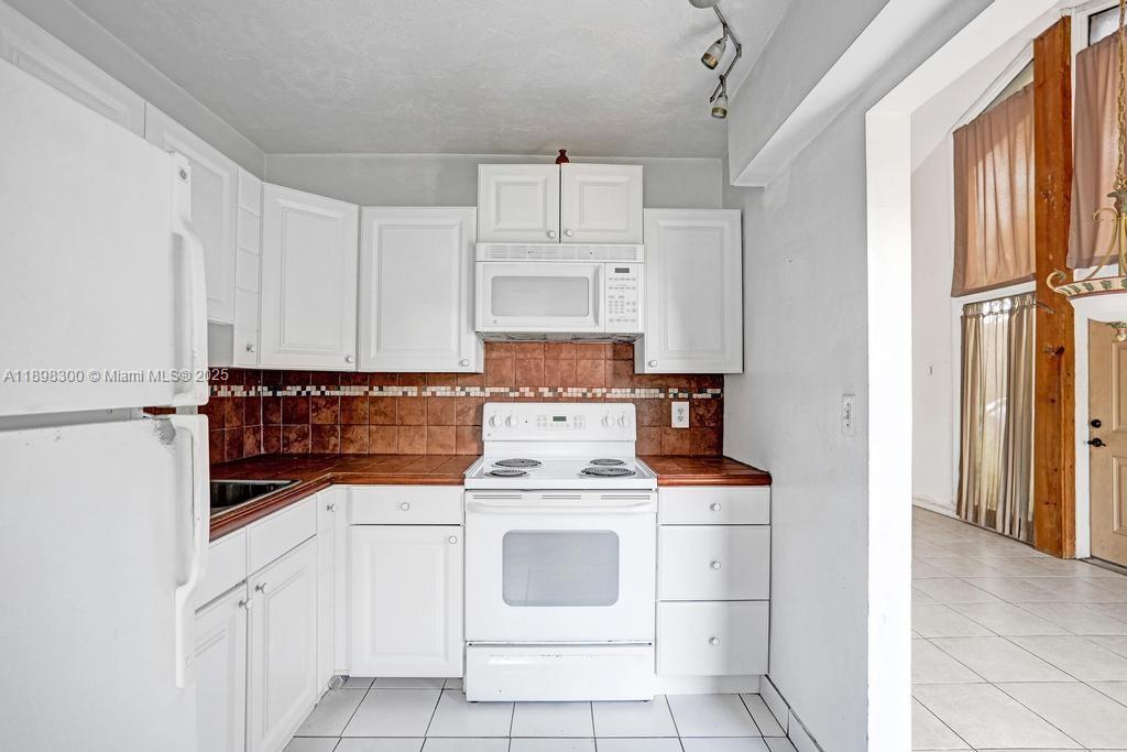 APPLE CREEK - Residential Lease