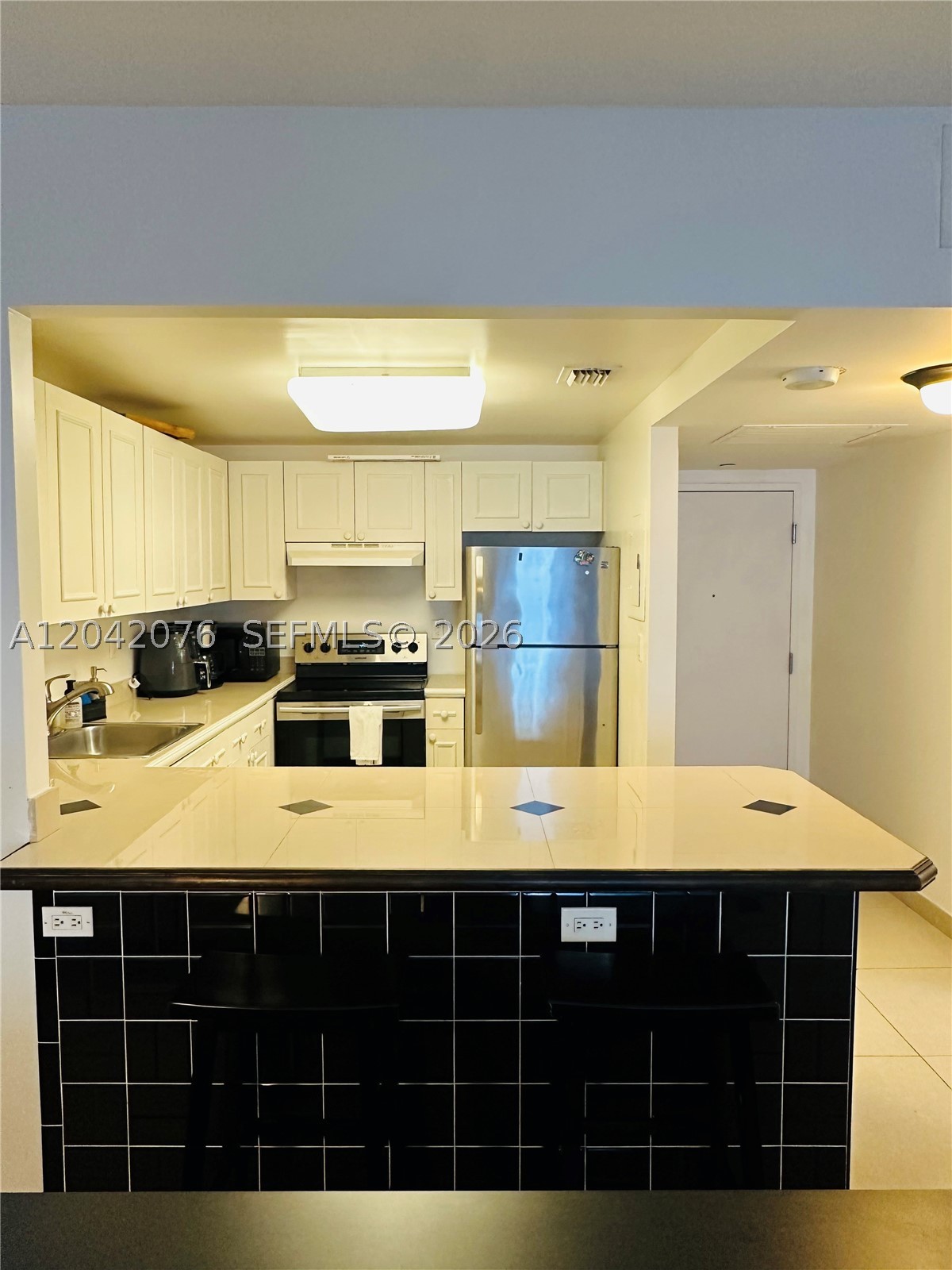 2301 Collins Ave 420