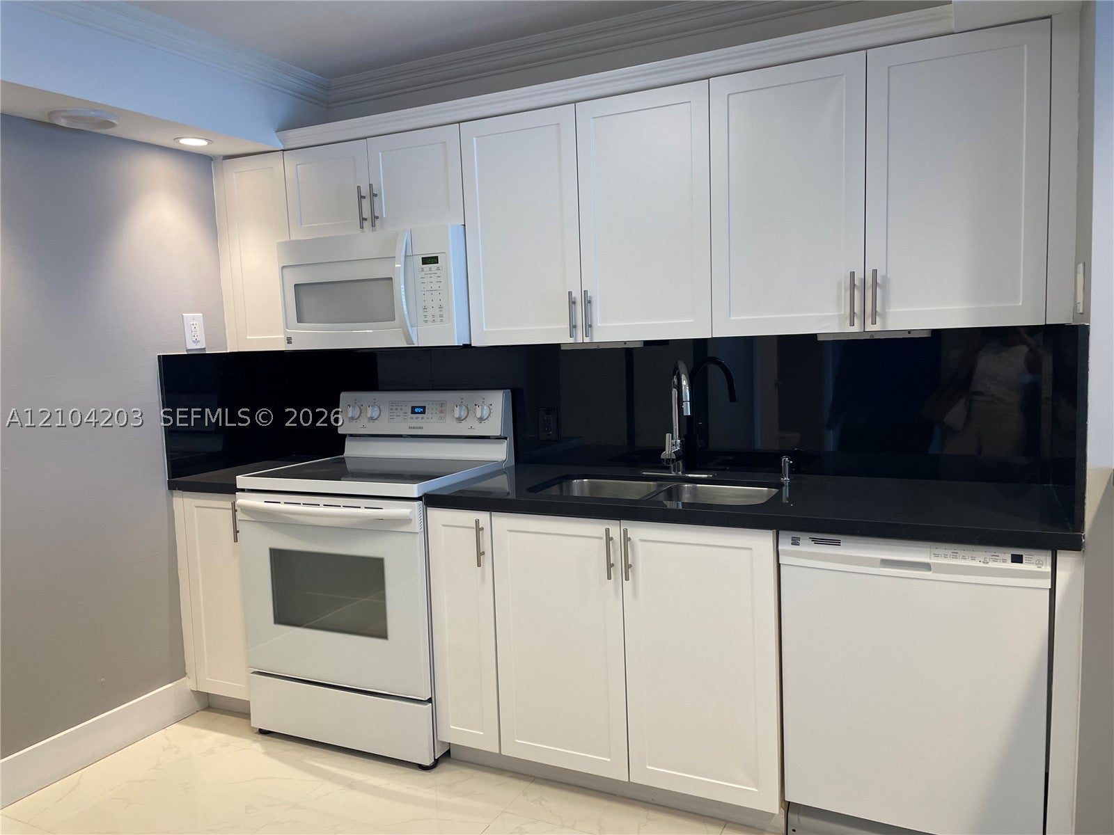 5701 Collins Ave 911