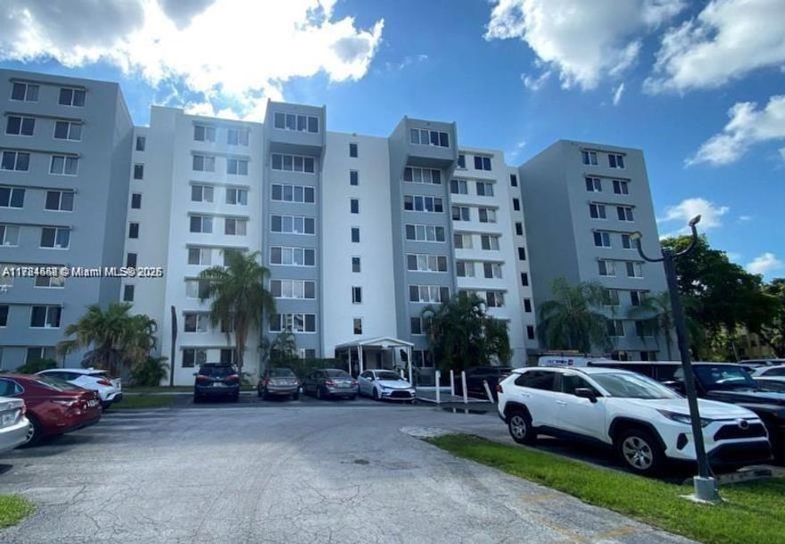 One bedroom with one bath bright unit. Eighth floor views of the city. Live central to the Dadeland area and University of Miami. Pool. Plenty of outdoor parking. Currently rented for one year. Investment opportunity. Please be advised that this building requires a minimum down payment of 25% due to lack of reserves.