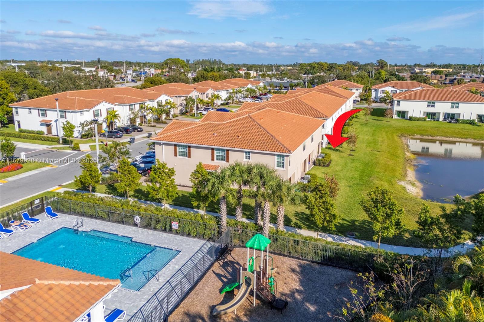 SPACIOUS CORNER TOWNHOUSE. WATER VIEW. FOR SHOWINGS AND DETAILS PLEASE CONTACT LA.