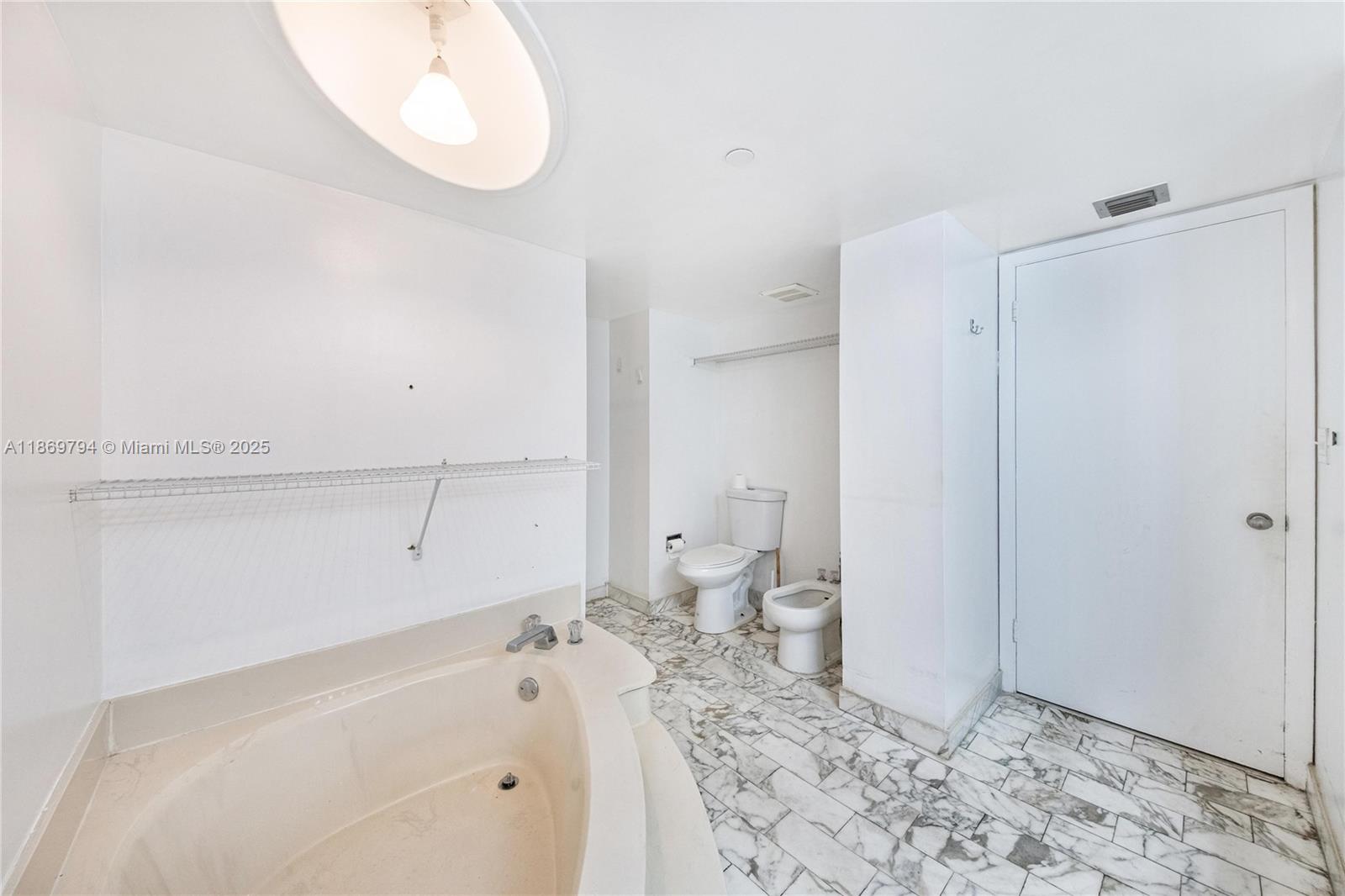 TOWERS OF QUAYSIDE CONDO - Residential