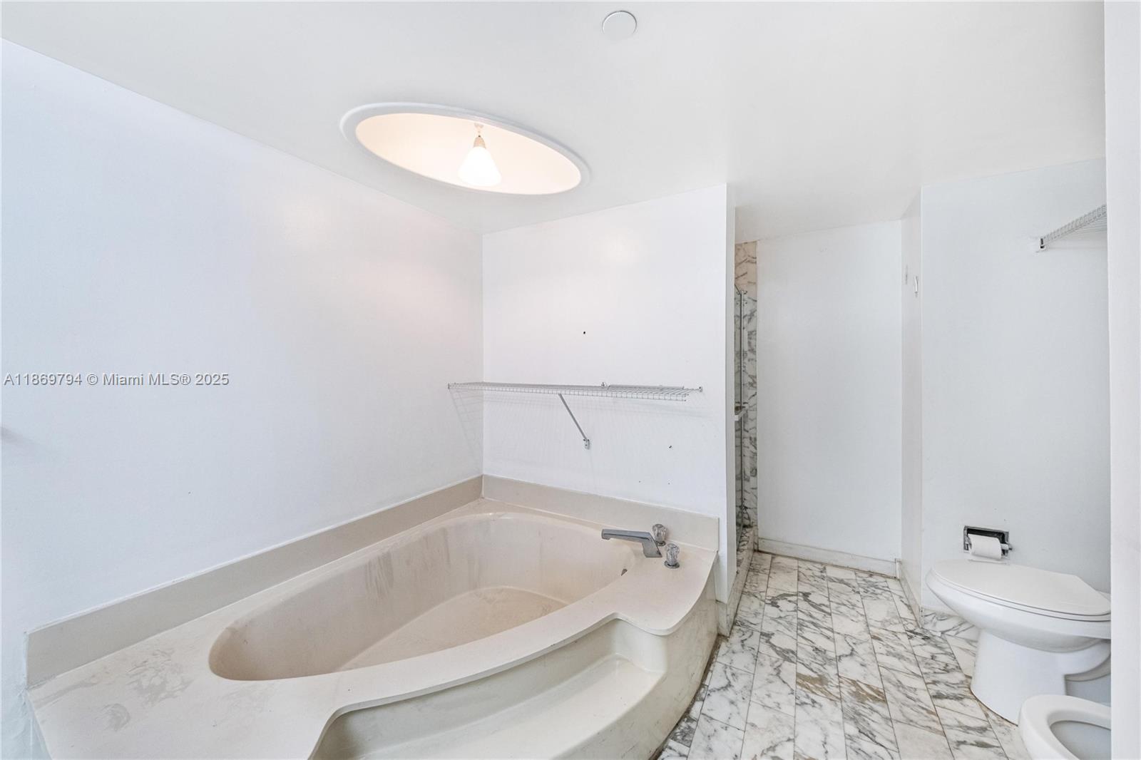 TOWERS OF QUAYSIDE CONDO - Residential