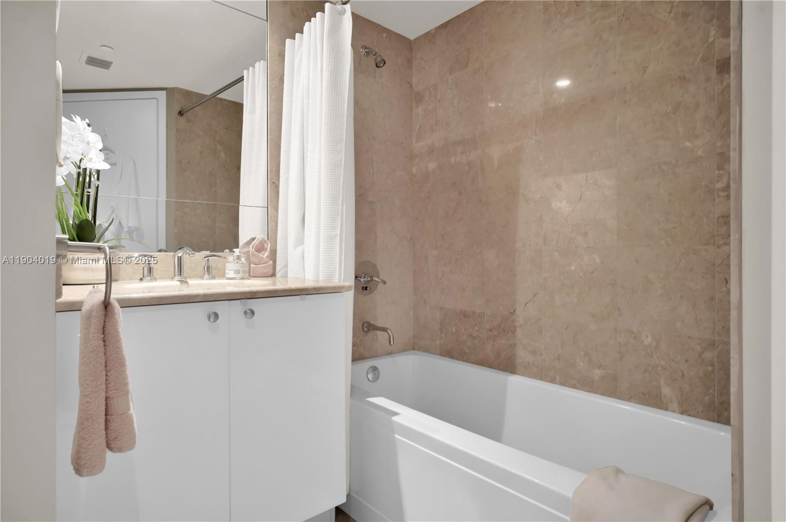 CARBONELL CONDO - Residential