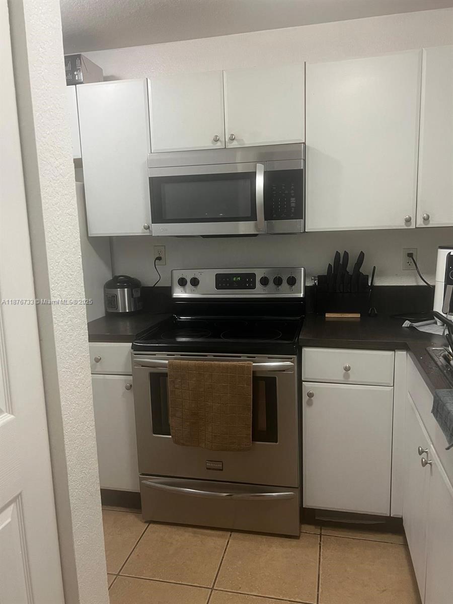 Come to your new home. Cozy and conveniently located to all major highways 836, Palmetto, Turnpike, malls and schools. Fontainebleau area Townhome. 2 bedrooms each with their own bathroom, located on second floor. 1st floor has half bathroom. Kitchen has counter top eating area combined with living room. Enjoy your patio out back for dome fresh air. NO PETS ALLOWED
AVAIALBLE DECEMBER 1, 2026