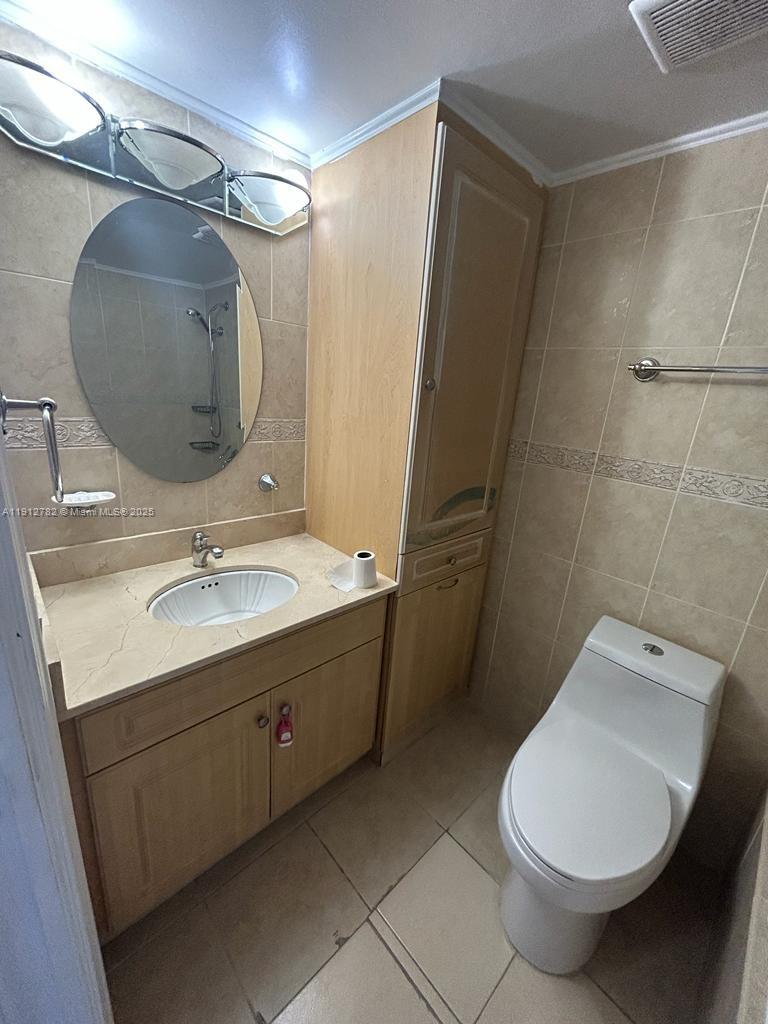 VERSAILLE GARDENS I CONDO - Residential Lease