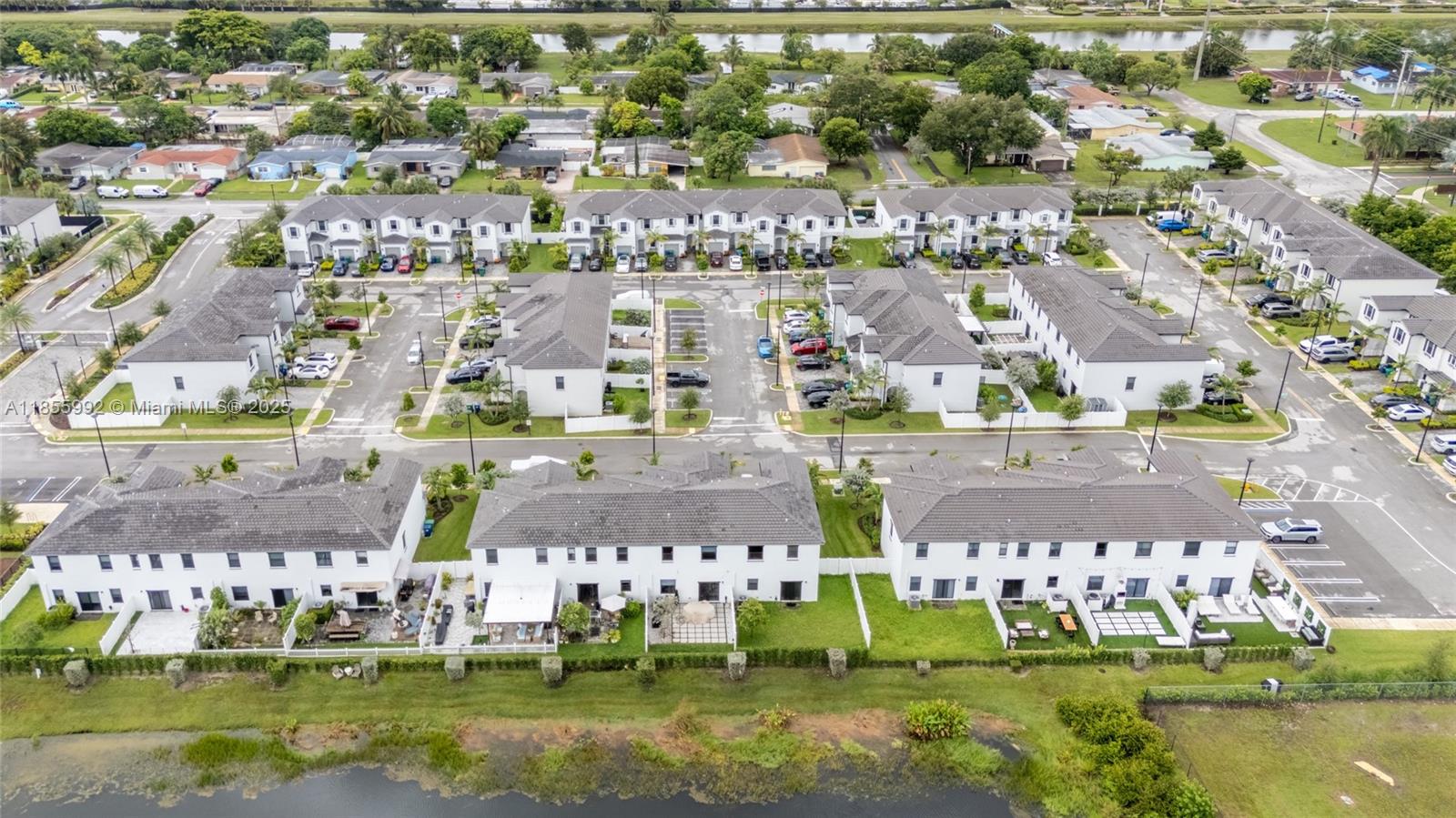 VISTA LAGO - Residential