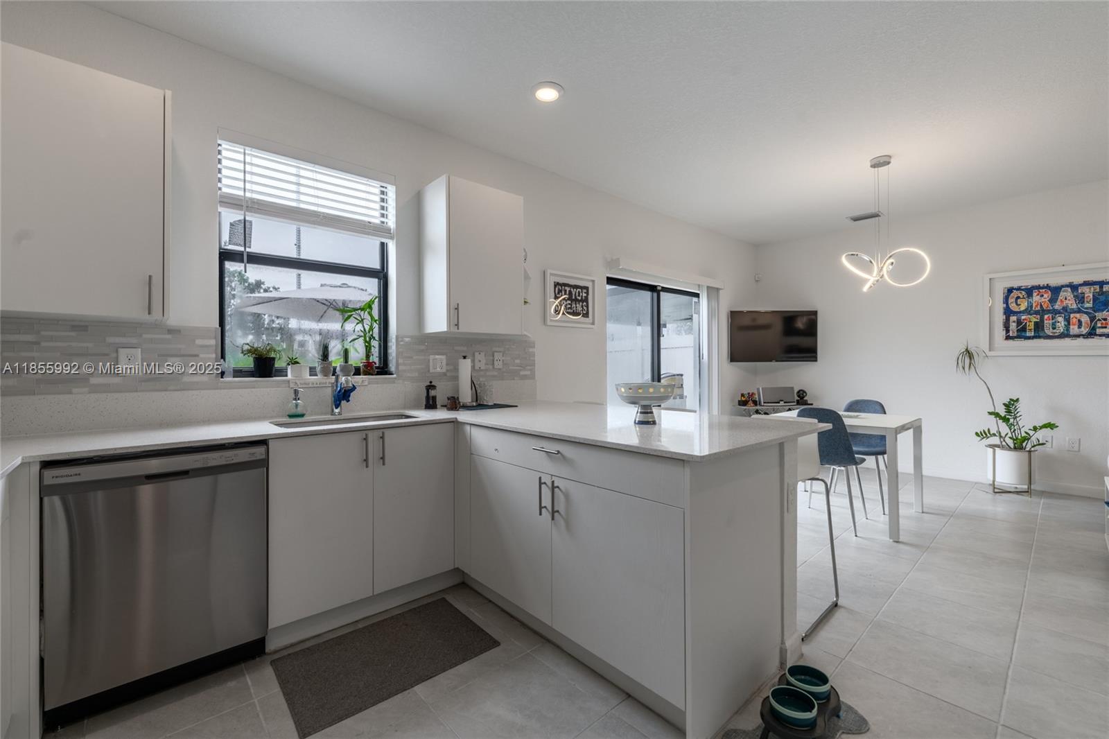 VISTA LAGO - Residential